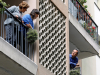 "Distancia mans mascareta 2"

AnioL Resclosa - 
Girona - 
Coronavirus gent confinada a casa parlant al balco amb els veins