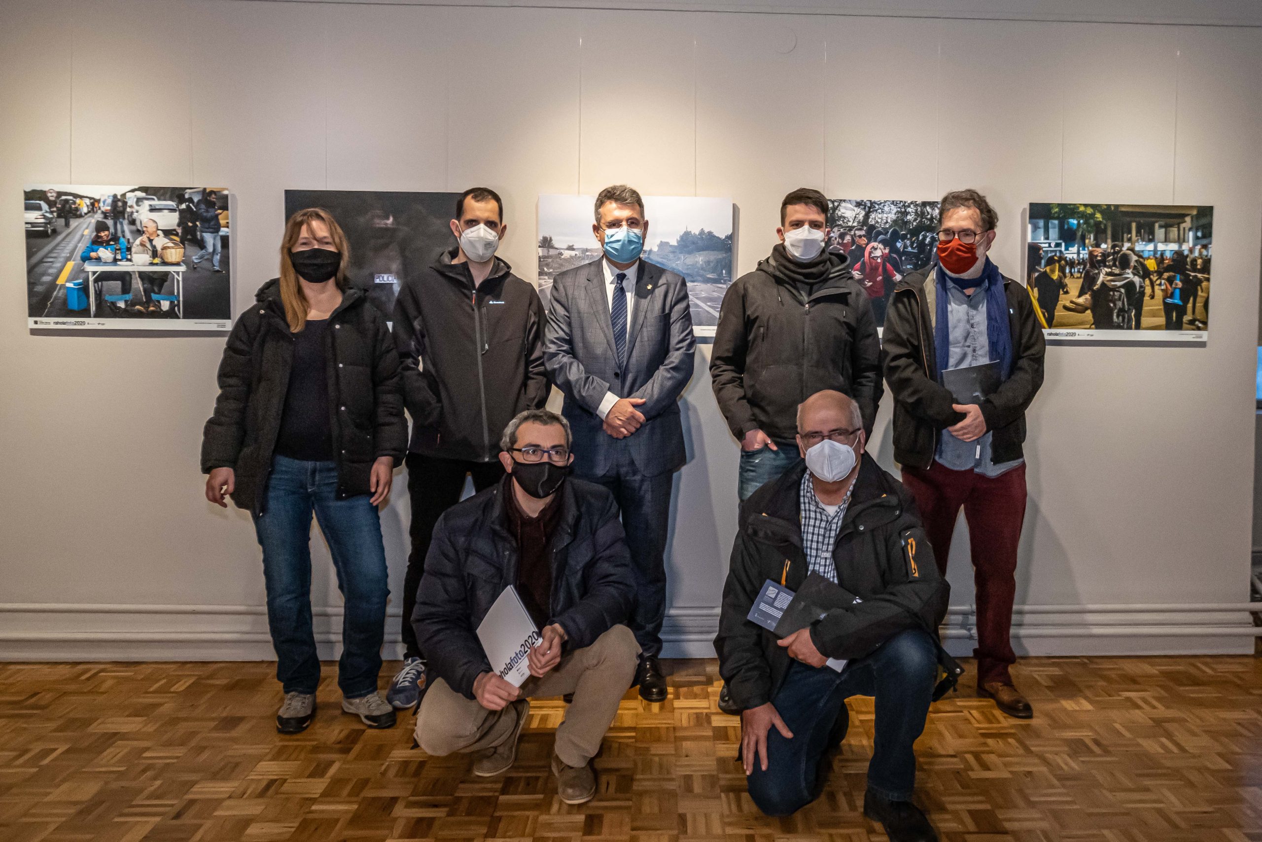 El president de la Diputació i el de la Demarcació de Girona del Col·legi de Periodistes visiten l’exposició «Rahola foto 2020»